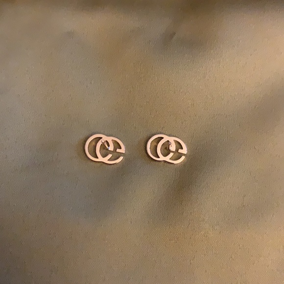 ✅SOLD NIB Gucci 18K Gold Running G Stud Earrings - Picture 5 of 6